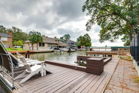 Dock and Outdoor Entertainment Home on Lake Conroe House in Lake Conroe