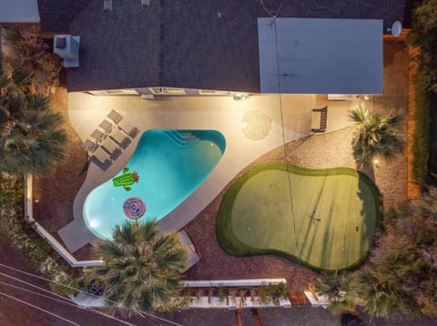 4 Br Tempe Retreat Pool Putt Putt Pool Table Grill House in Tempe