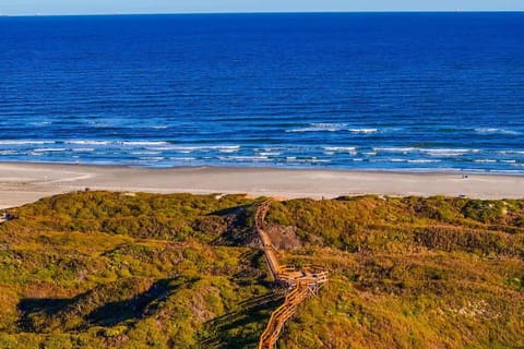 Pristine 5 Br Home Walk to Beach Pool Beach Toys House in Port Aransas