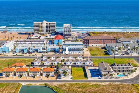 Walk to Beach Shared Pool & Grill Dog Friendly House in North Padre Island