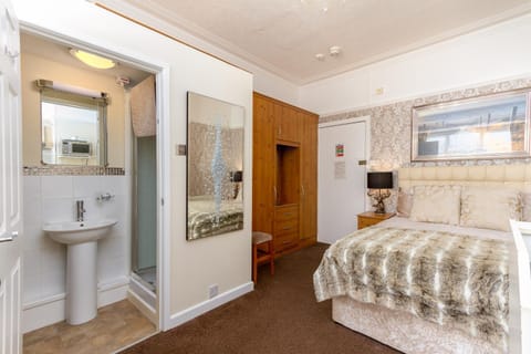 Shower, Toilet, Bed, Photo of the whole room, Bedroom
