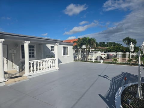 Pool house en Hialeah House in Hialeah