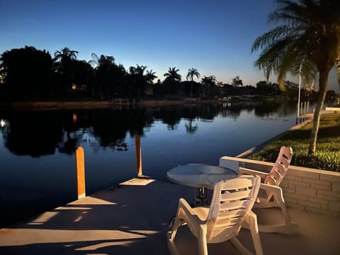 Hidden Secret Waterfront Retreat House in Cape Coral