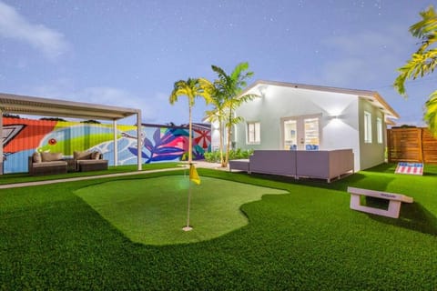 Exclusive Oasis, Exotic Pool & Miami Inspired Art House in Delray Beach