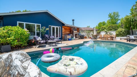 Cozy home hot tub, cold plunge, pool close to Napa Casa in San Rafael