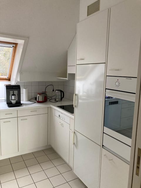 Coffee/tea facilities, Kitchen or kitchenette, dishwasher, oven, stove, toaster