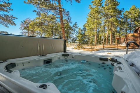 Altitude Oasis Pikes Peak Views Hot Tub & BBQ House in Woodland Park