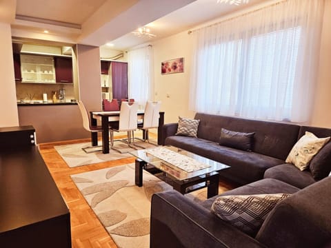 TV and multimedia, Kitchen or kitchenette, Living room, Seating area, Dining area