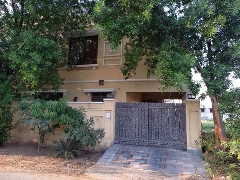 Lovely 3 bedroom house with a private terrace House in Lahore