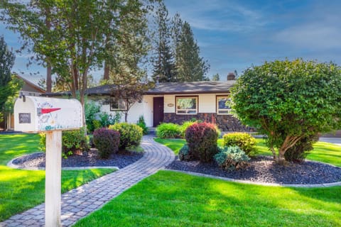 Property building, Spring, Day, Neighbourhood, Natural landscape, Garden, Garden view, Street view