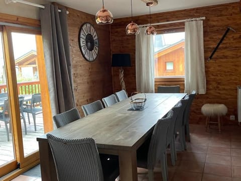 Chalet 10 pers., 150m² aux pieds des pistes, 5 ch., 3 sdb, WiFi, parking couvert - FR-1-807-81 Chalet in Saint-François-Longchamp