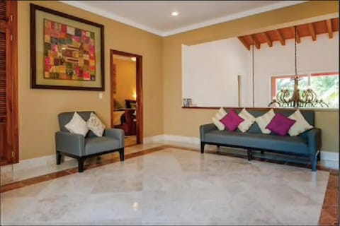 5 BD Luxury Villa with Large Pool & Minutes from Beach Villa in Puerto Aventuras