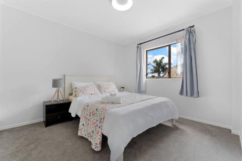 Cozy 2-Bedroom unit with Private Bath in Torbay Apartment in Auckland