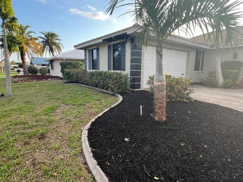 WATER WATER WATER - newly renovated 3BR, 2 bath canal front home in Punta Gorda Isles Maison in Punta Gorda