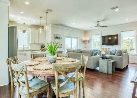 Bella Vita in Lovely Beach Community with 4 Bikes & 6 Seat Golf Cart House in Inlet Beach