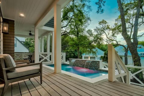 SeaClusion in Exclusive Old Seagrove Sleeps 10 House in Seaside