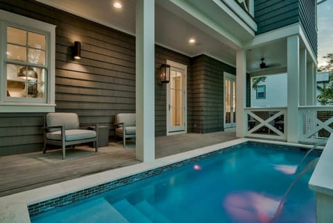 SeaClusion in Exclusive Old Seagrove Sleeps 10 House in Seaside