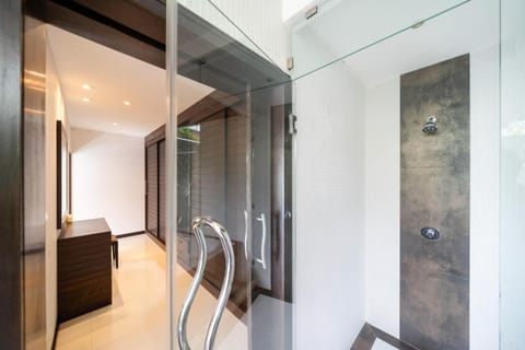 Shower, Bathroom, Swimming pool