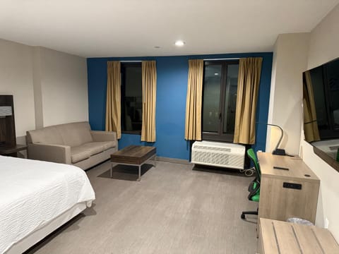 Holiday Inn Express & Suites Hotel in Bronx