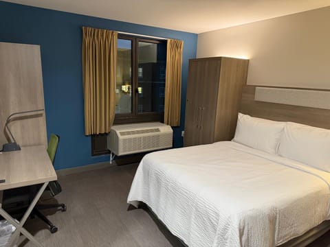 Holiday Inn Express & Suites Hotel in Bronx