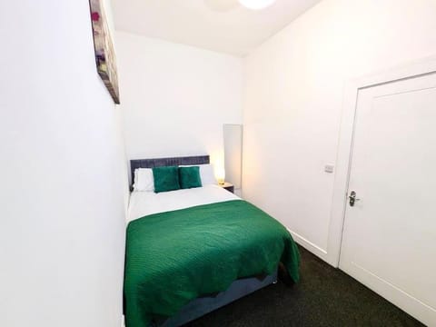 Ideal for Groups - 2 Bedroom Modern Apartment - Free Parking, Transit links, Close to Stadiums Apartment in Salford