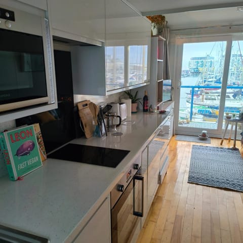 Kitchen or kitchenette, Dining area, minibar, pet friendly