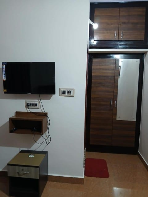 TV and multimedia, Evening entertainment, wardrobe