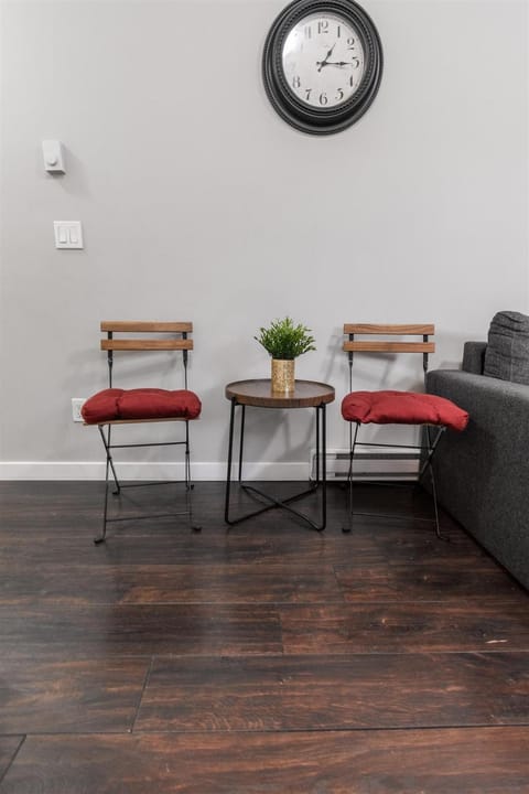 Peaceful 2 Bedroom Suite that sleeps 4 with Free Wifi ,Free parking,easily accessible to Downtown Vancouver House in Surrey