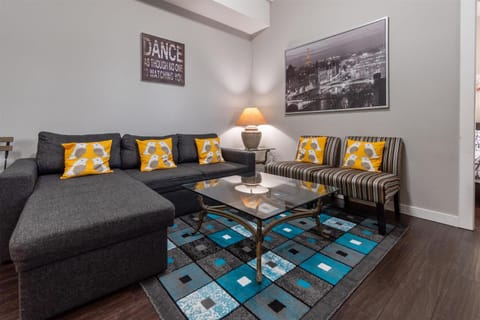 Peaceful 2 Bedroom Suite that sleeps 4 with Free Wifi ,Free parking,easily accessible to Downtown Vancouver House in Surrey