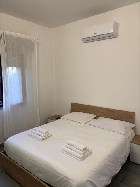 Bed, Photo of the whole room, Bedroom, air conditioner