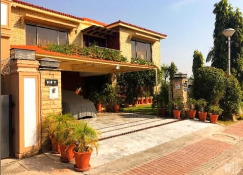 Property building, Day, Garden, Garden view