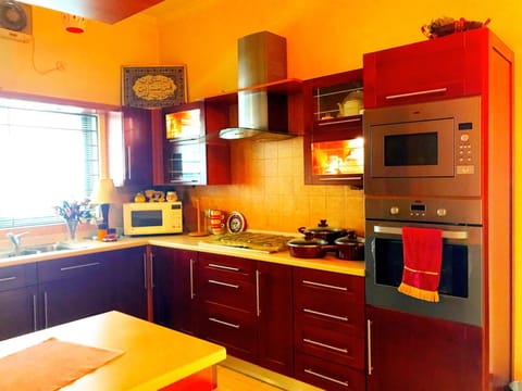 Coffee/tea facilities, Kitchen or kitchenette, oven, stove, toaster