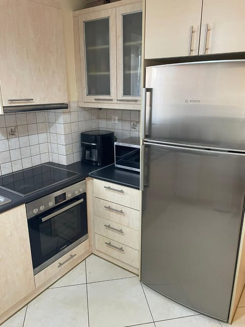 Kitchen or kitchenette, dishwasher, oven