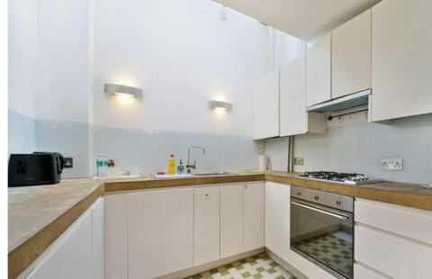 Kitchen or kitchenette, dishwasher, minibar, oven, stove