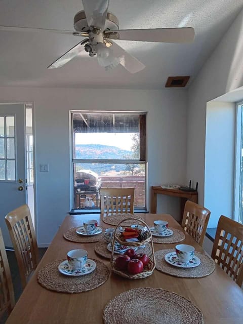 Living room, Food and drinks, Seating area