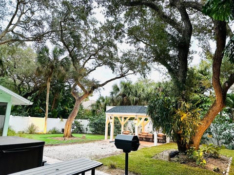 Vero Oaks Stroll to beach includes Mini Golf and Jacuzzi House in Indian River