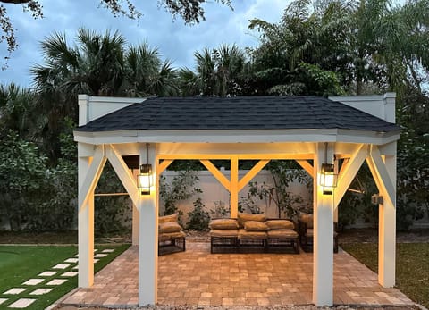 Vero Oaks Stroll to beach includes Mini Golf and Jacuzzi House in Indian River