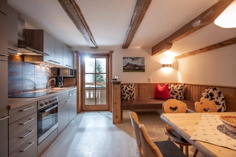 Kitchen or kitchenette, Seating area