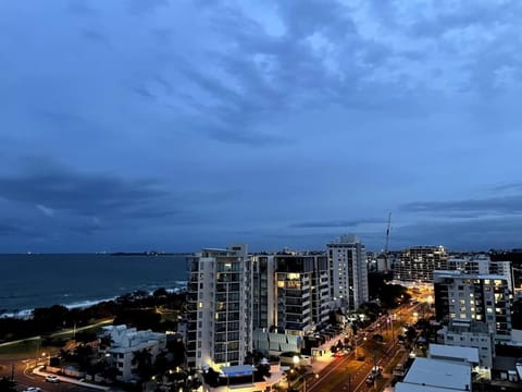 Aquavista Penthouse - Stunning 180 Views Apartment in Maroochydore