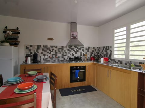 Coffee/tea facilities, Kitchen or kitchenette, dishwasher, oven, stove, toaster