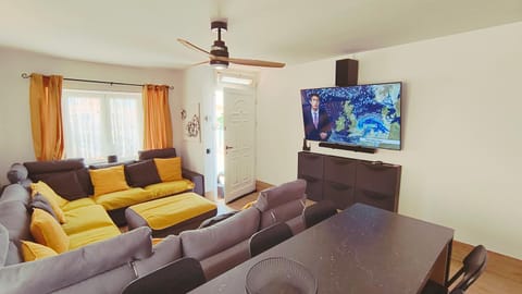 TV and multimedia, Living room, Seating area, Dining area, Evening entertainment