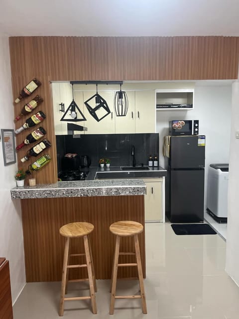 Kitchen or kitchenette, microwave, minibar, stove