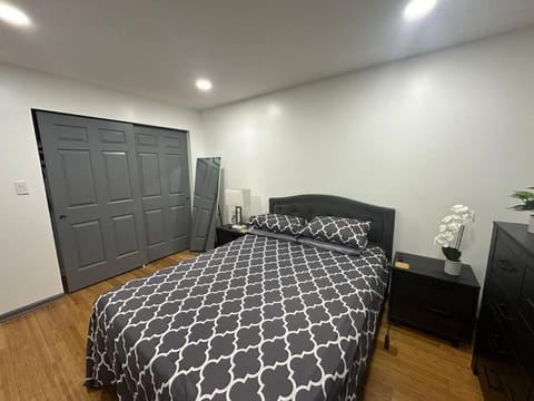 Cozy Modern Apartment near NYC & Newark airport Apartment in Newark