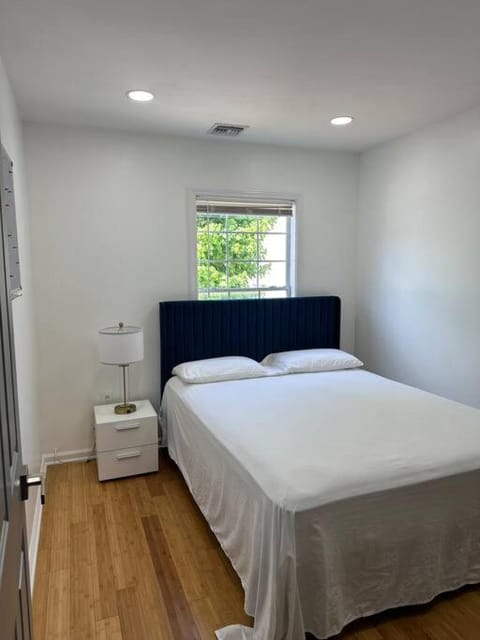 Cozy Modern Apartment near NYC & Newark airport Apartment in Newark