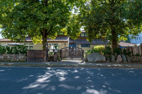 Property building, Street view, Location