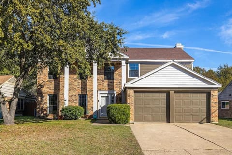 Spacious 4BR Home with Pool BBQ & Games House in Grand Prairie