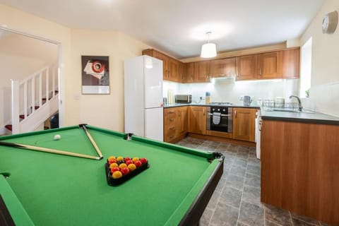 4 Bed, Free Parking, Pool Table, Sleeps 7 House in Manchester