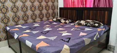 Radha Krishna Home Stay Hotel in Rishikesh