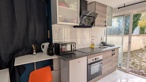 Kitchen or kitchenette, Dining area, microwave, oven