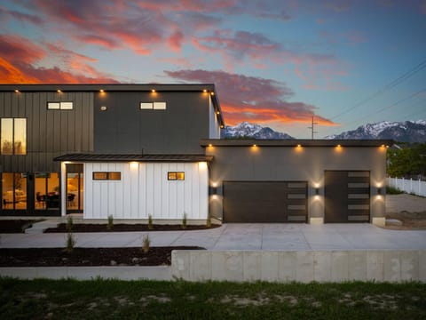 Modern Style Home Near Canyon RSL and expo House in Sandy